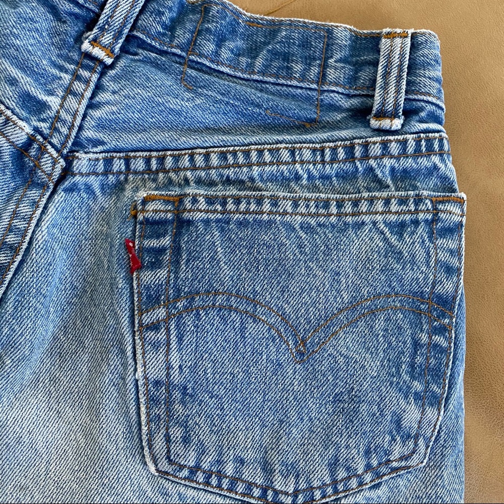 Vintage distressed Levi’s shorts - Picture 5 of 9
